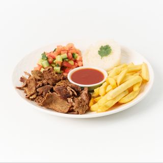 Донер говяжий на тарелке