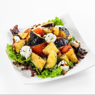 Салат с хрустящими баклажани