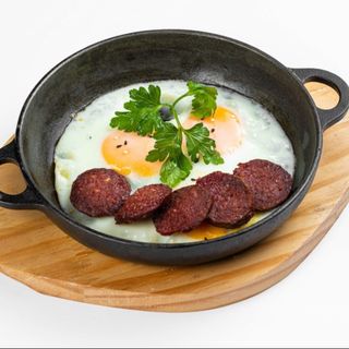 Яичница с суджуком