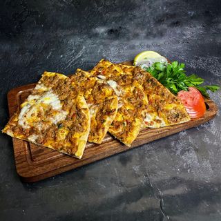 Лахмаджун с сыром