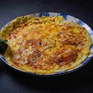 Яйцо с помидорами и сыром