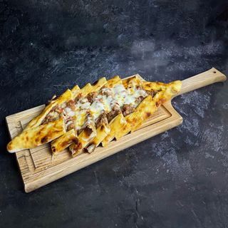 Пиде с фаршем и сыром