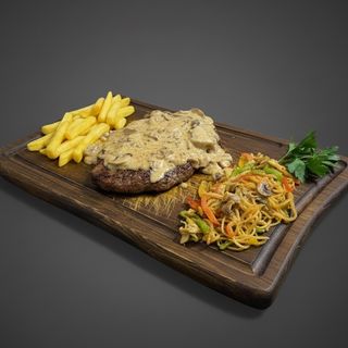 Стейк с грибами в соусе