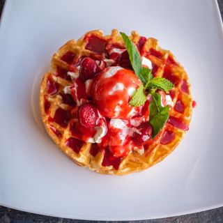 Вафли Бельгийские с клубничным сиропом