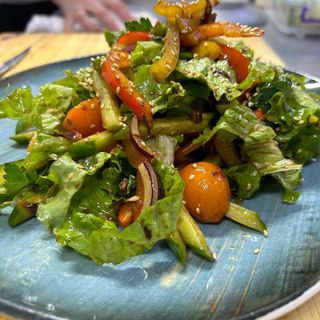 Салат с копченным мясом и огурцами