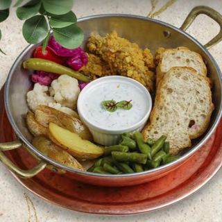 Куриные наггетсы с картошкой по деревенски , с соусом дзадзыки