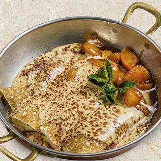 Блины с карамелизированными персиками