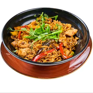 Жареный рамен с курицей