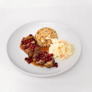 Филе уточки под клюквенным соусом и рисом