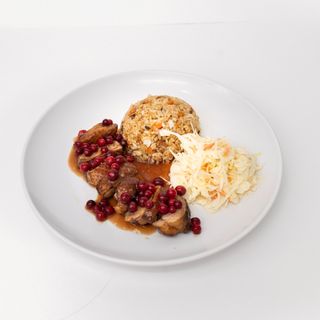 Филе уточки под клюквенным соусом и рисом
