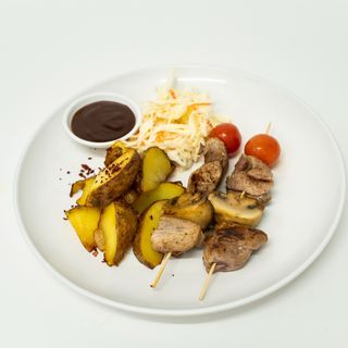 Сочные шашлычки из индейки с овощами.