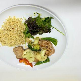 Медальоны из грудки индейки с запеченными овощами и булгуром