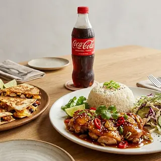 Комбо курица по тайски с Coca-Cola и кесадильей