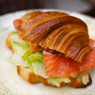 Круассан с нежным лососем и сливочным сыром