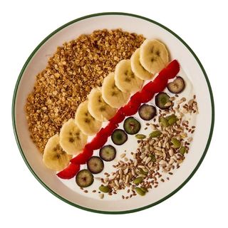 Гранола с йогуртом и ягодами (320г)                           