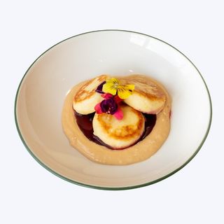 Сырники со смородиной и кремом из топленого молока (220г)