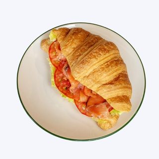 Круасан с лососем (180г)