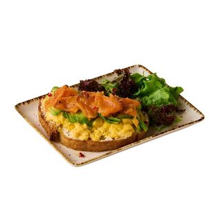 Скрэмбл на брускете со слабо соленой форелью и авокадо (220г)