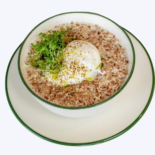 Гречневая каша с яйцом пашот и пармезаном (300г)