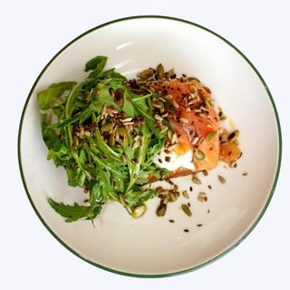 Бенедикт с лососем, соусом гуакамоле и миксом из семян(250г)