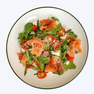 Салат с лососем, творожным сыром и черри ) (150г)