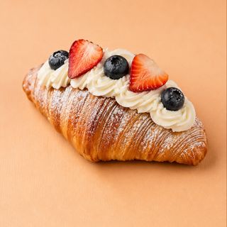 Круассан с маскарпоне и клубникой 