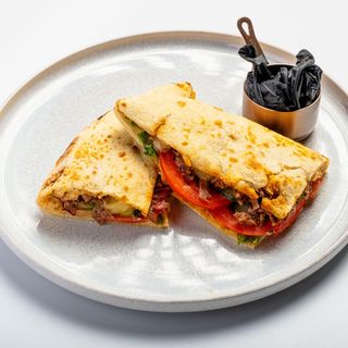 Пита с рваной говядиной томлёной в смокере