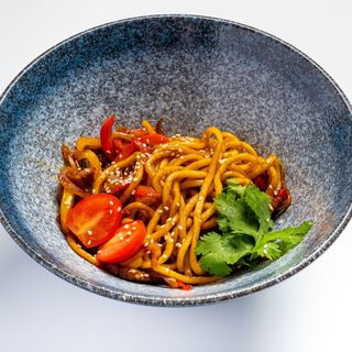 Фирменная жареная лапша с рваной мраморной говядиной