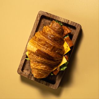 Круассан с семгой