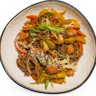 Гречневая лапша с курицей и овощами