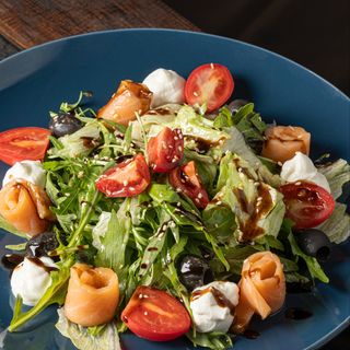 Салат с семгой и руколой