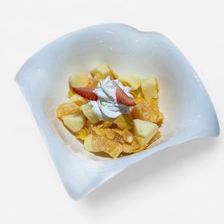 Фруктовый салат с кукурузными хлопьями