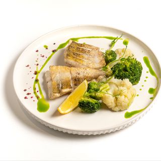 Стейк из филе лосося с цукини грильи соусом понзо (260г)