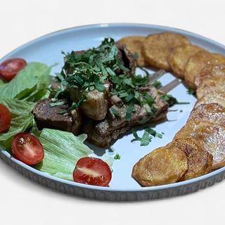 Томленые бараньи ребрышки с картофельными медальонами