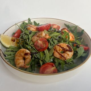Салат с рукколой и креветками