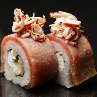 Краб с опаленным тунцом