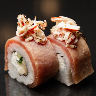 Краб с опаленным тунцом