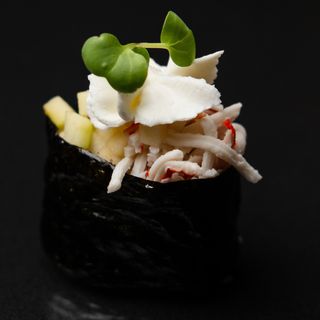 Гункан с крабом и зеленым яблоком