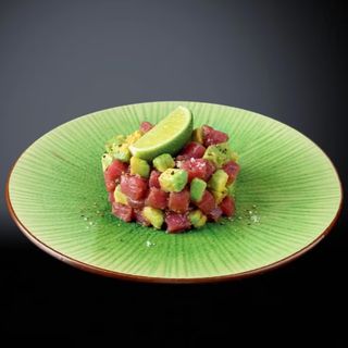 Тар-тар из тунца с авокадо и манго