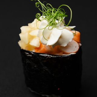 Гункан с креветкой и ананасом