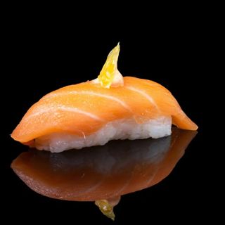 Нигири с лососем