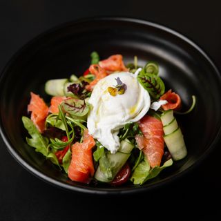 Салат с слабосоленым лососем