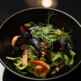 Тёплый салат с морепродуктами