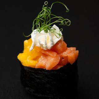 Гункан с манго и лососем