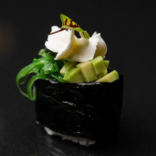 Гункан с чуккой и авокадо