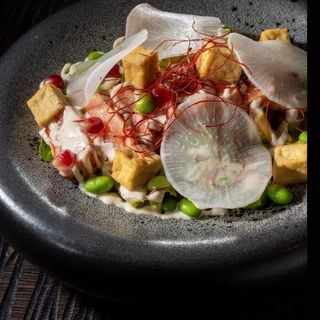 Зеленый салат с лососем татаки и тофу(354г)