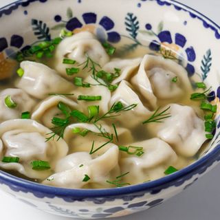 Пельмени с бульоном и зеленью