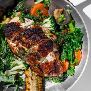 Сочная куриная грудка с овощами из печи