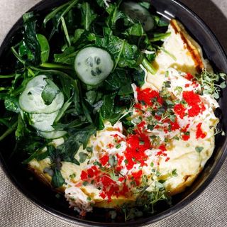 Омлет с крабом и икрой тобико