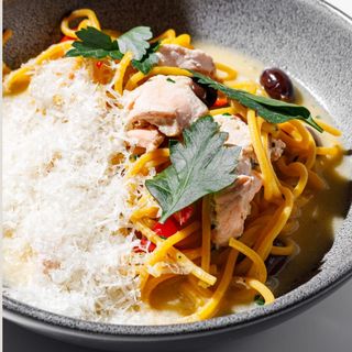 Спагетти с лососем, Испанскими оливками и перцем Рамиро(269г)